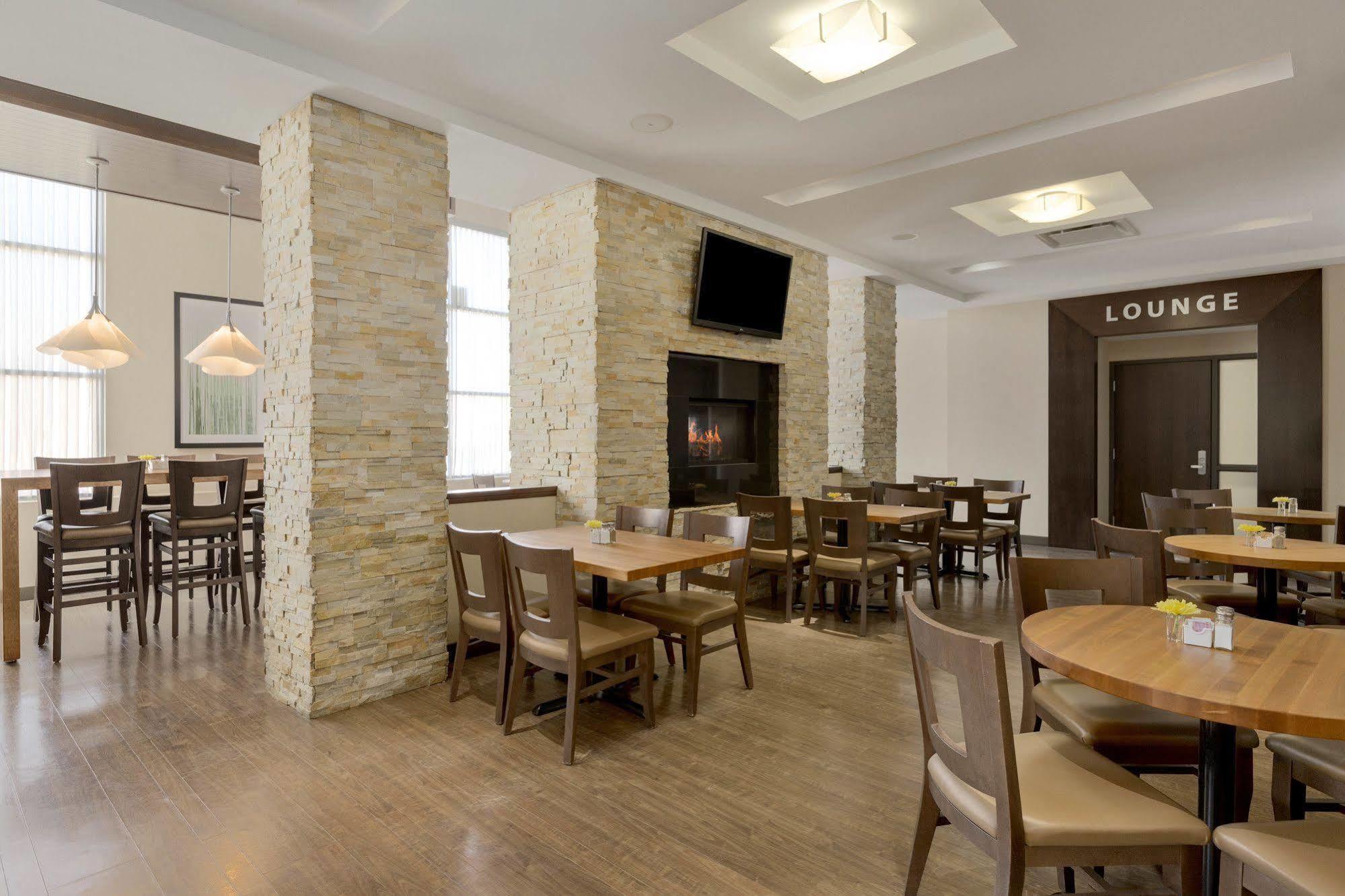 Best Western Plus Edmonton Airport Hotel Leduc Ngoại thất bức ảnh